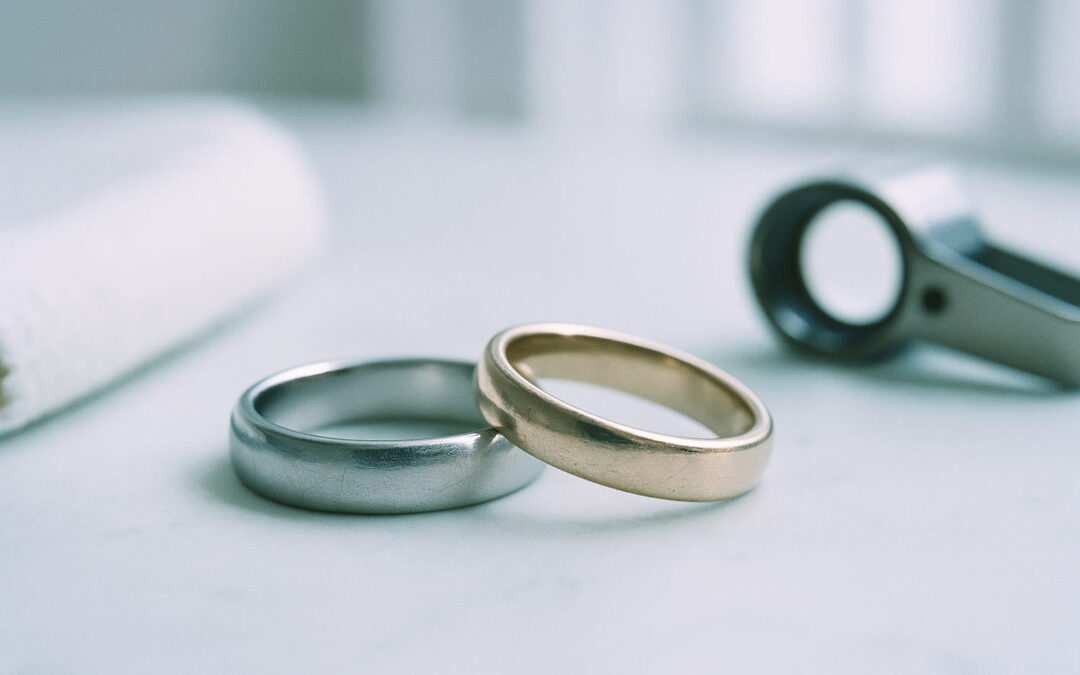 Platin vs. hvidguld til vielsesringe: forskelle, fordele og vedligehold